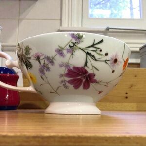 Stechcol Gracie Bone China teacup with a wildflower pattern